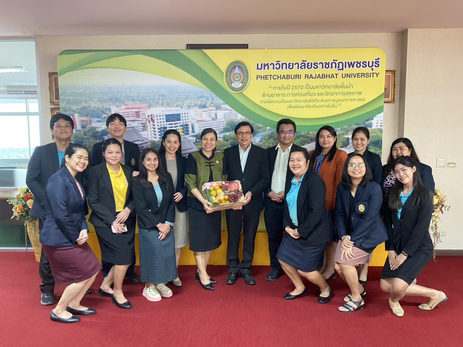 คณะพยาบาลศาสตร์และวิทยาการสุขภาพ กราบสวัสดีปีใหม่ ผู้ช่วยศาสตราจารย์ ดร.เสนาะ กลิ่นงาม อธิการบดีมหาวิทยาลัยราชภัฏเพชรบุรี