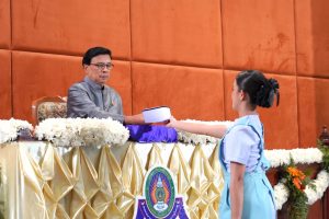 คณะพยาบาลศาสตร์และวิทยาการสุขภาพ จัดกิจกรรม “พิธีรับหมวก เสื้อกาวน์ ขีดเข็มเลื่อนชั้นปี และพิธีจุดแสงประทีป ประจำปีการศึกษา 2568”